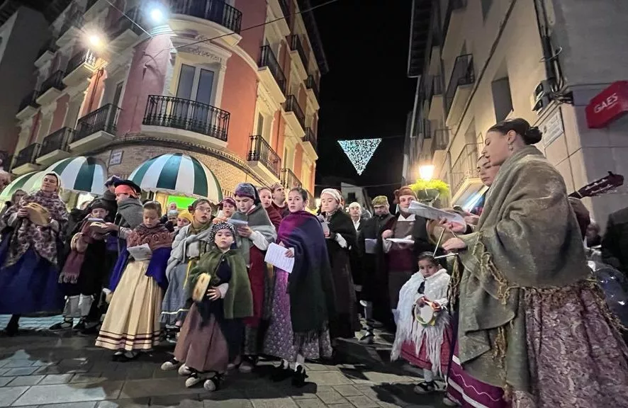 Ronda aguinaldo de Acordanza por las calles de Huesca. Foto Mercedes Manterola