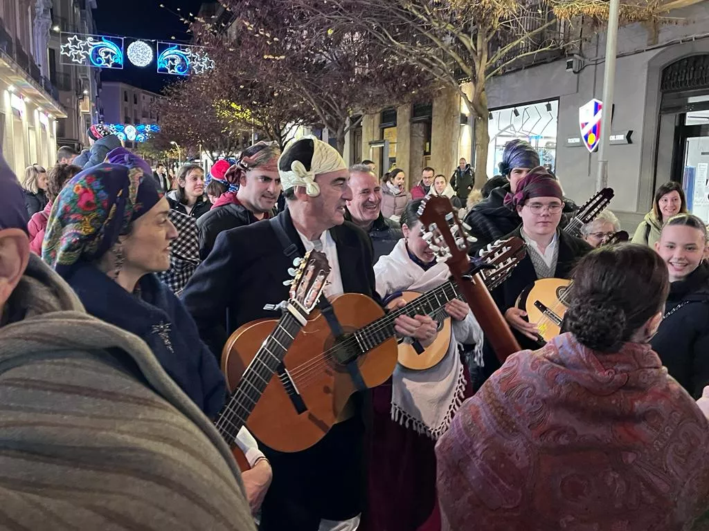 Ronda aguinaldo de Acordanza por las calles de Huesca. Foto Mercedes Manterola
