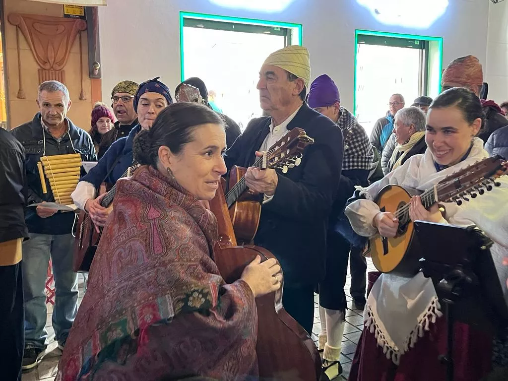 Ronda aguinaldo de Acordanza por las calles de Huesca. Foto Mercedes Manterola
