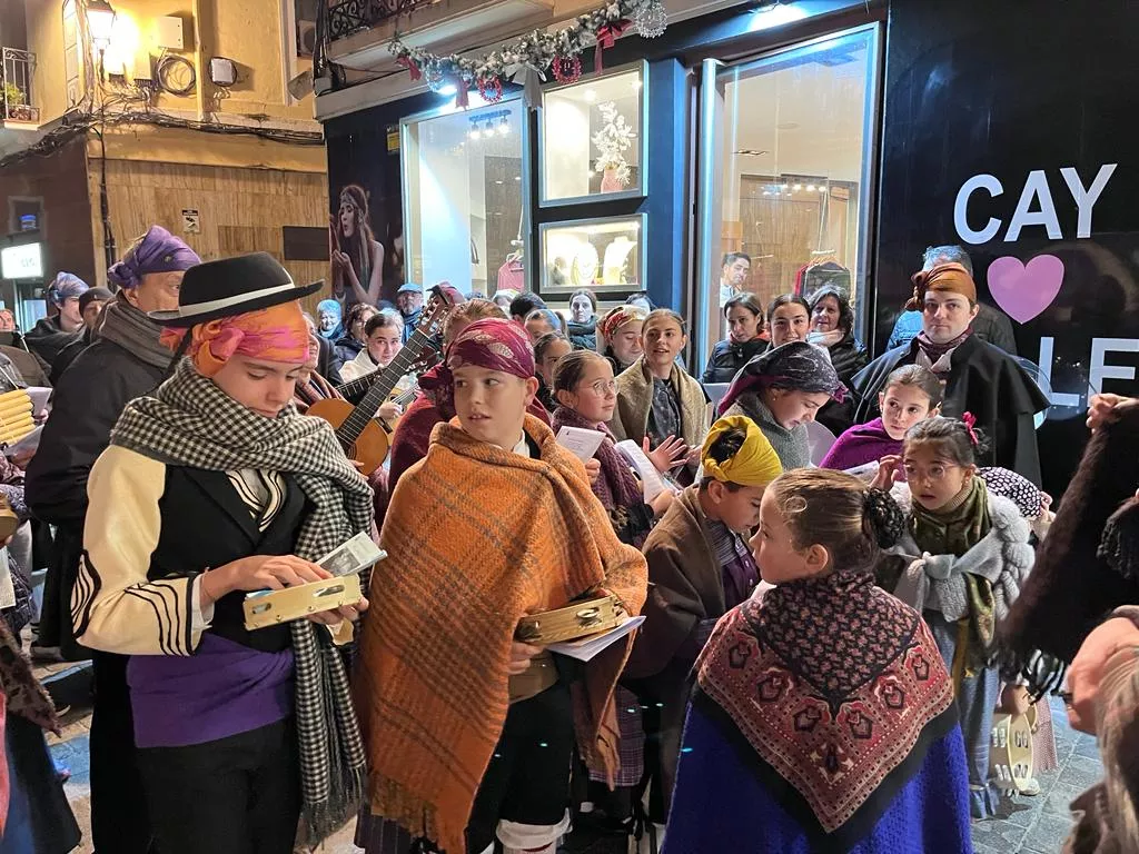 Ronda aguinaldo de Acordanza por las calles de Huesca. Foto Mercedes Manterola