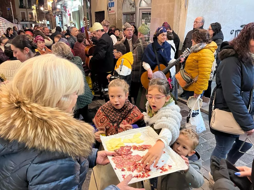 Ronda aguinaldo de Acordanza por las calles de Huesca. Foto Mercedes Manterola