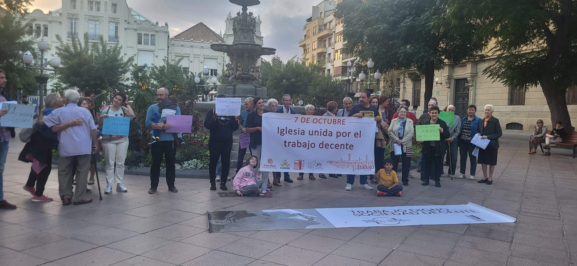 Concentración en la plaza de Navarra de Huesca de la Iglesia por el Trabajo Decente. Foto: Myriam Martínez