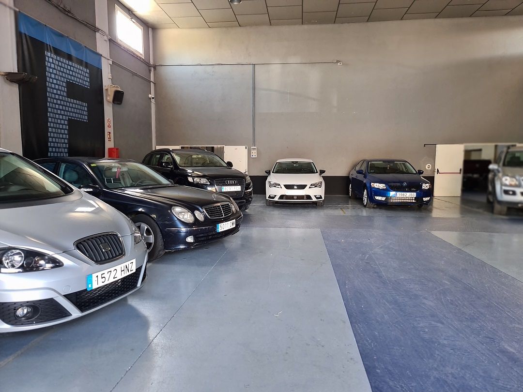 Coches expuestos en el recinto ferial de Binéfar