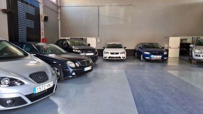 Coches expuestos en el recinto ferial de Binéfar Coches expuestos en el recinto ferial de Binéfar