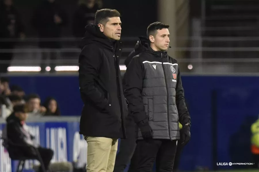 Antonio Hidalgo en la banda. Hidalgo: “Estoy tremendamente orgulloso de mis jugadores”