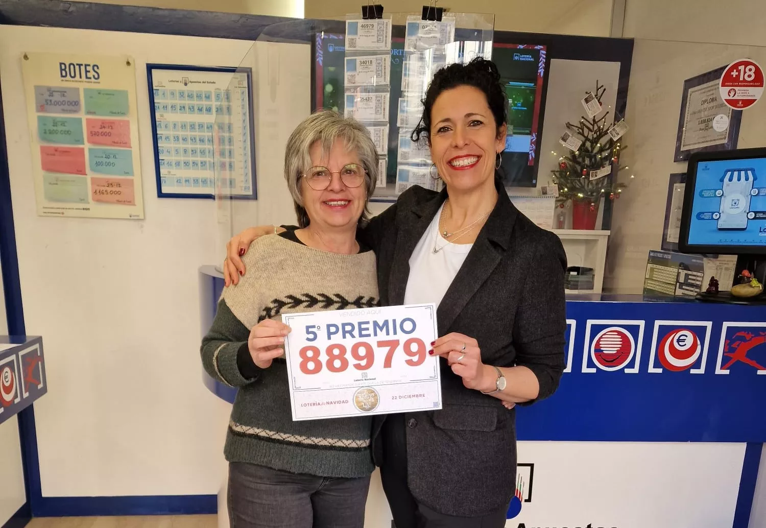Montse Sierco con el número ganador del quinto previo en la Lotería de Navidad de 2023 Montse Sierco con el número ganador del quinto previo en la Lotería de Navidad de 2023