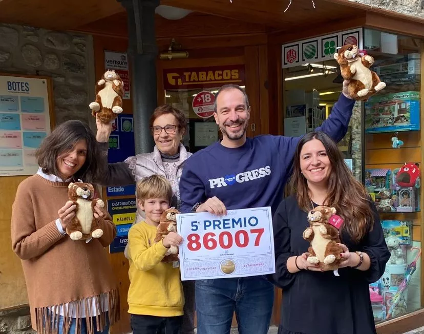 Celebración del quinto premio en "La marmota de la suerte" de Benasque. Celebración del quinto premio en "La marmota de la suerte" de Benasque.