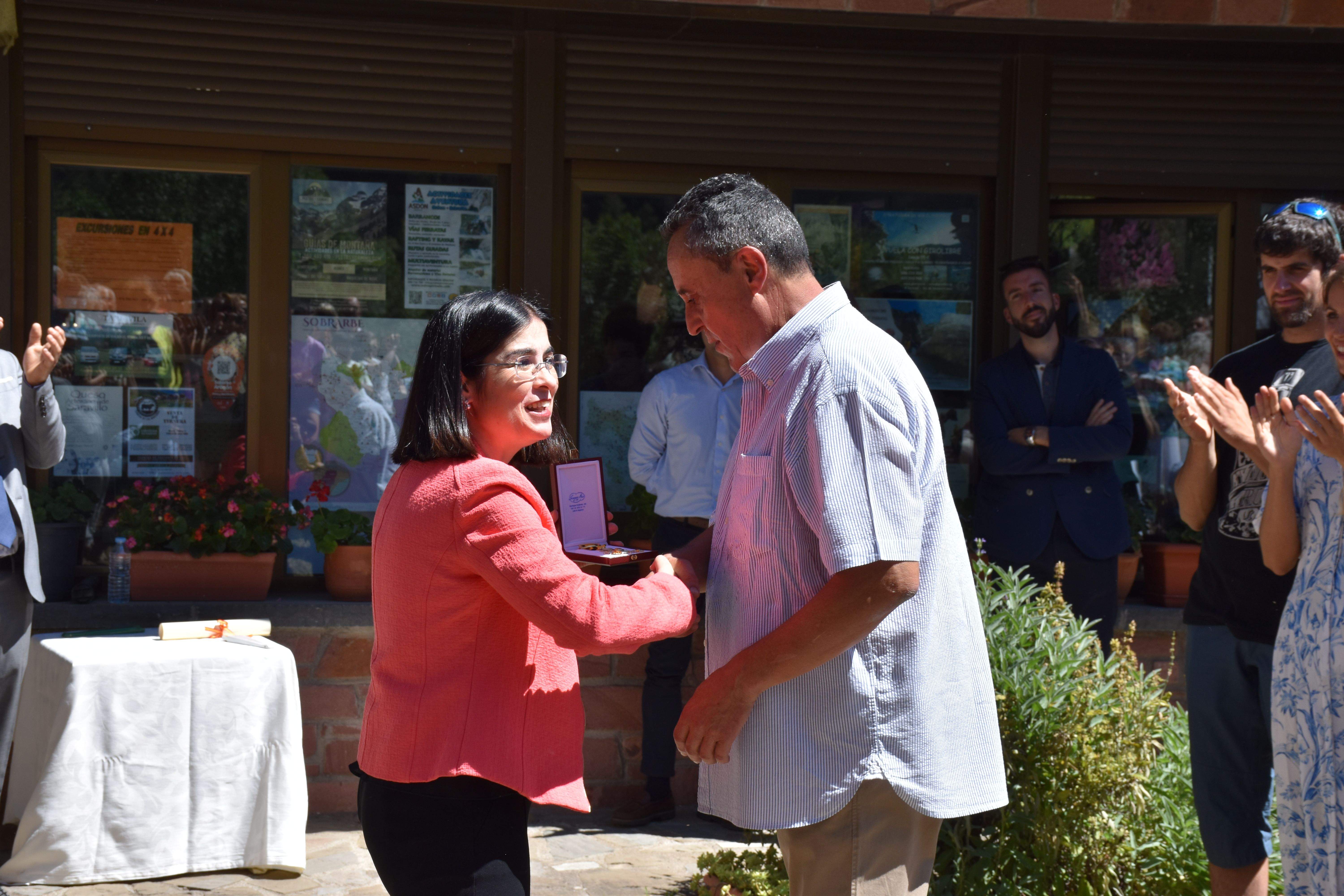 Carolina Darias viaja a Plan para entregar al médico rural Guillermo Bernués la Orden al Mérito Civil del Ministerio de Sanidad