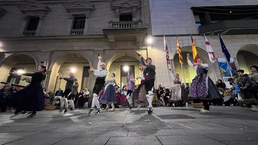 Actuación de Elenco bailando villancicos en los Porches de Galicia de Huesca. Foto Mercedes Manterola Actuación de Elenco bailando villancicos en los Porches de Galicia de Huesca. Foto Mercedes Manterola