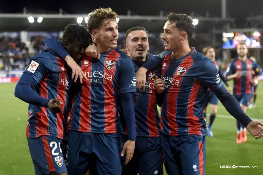 Celebración del gol de Hugo Vallejo. El Huesca necesita muchos como éstos.