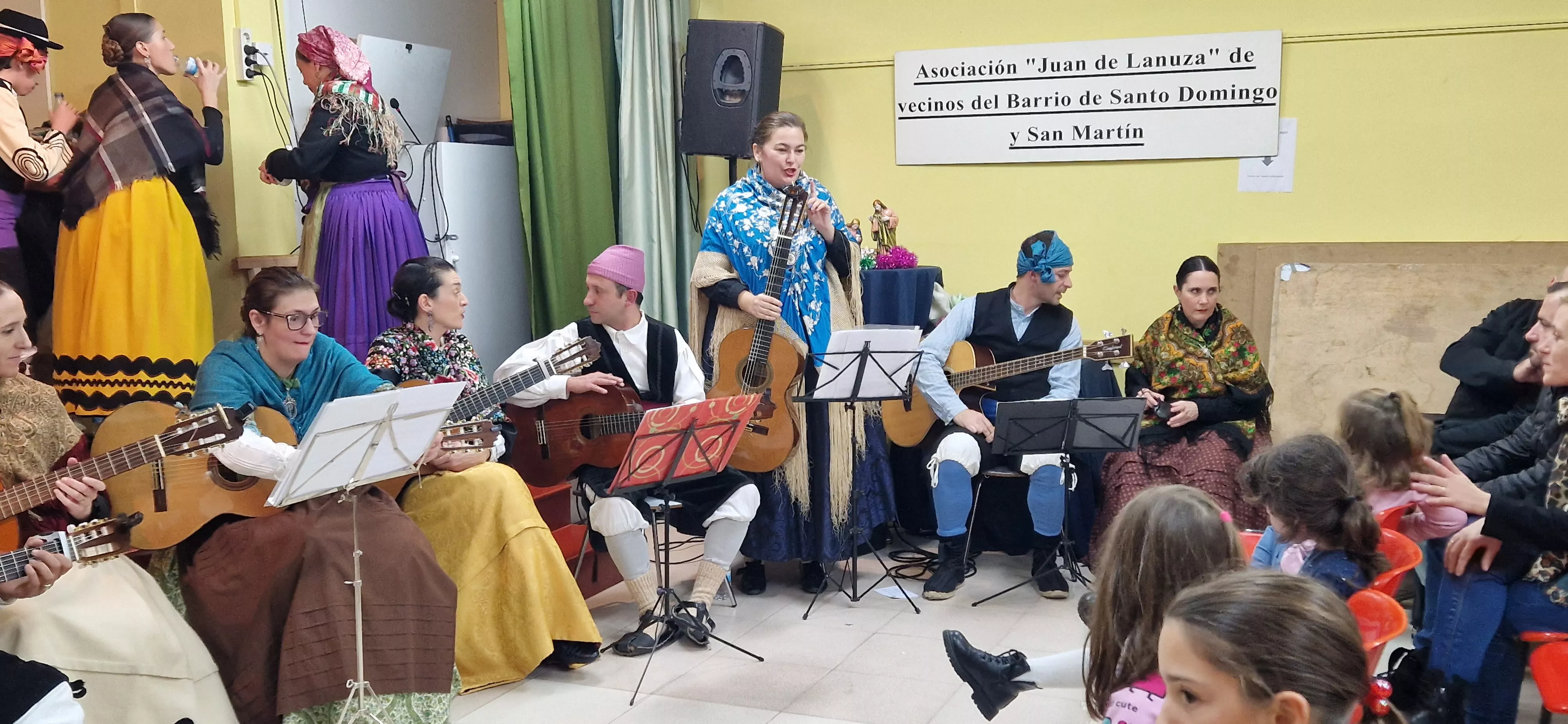 La Agrupación Folclórica Santa Cecilia en la Asociación de Vecinos de San Martín. Foto Myriam Martínez