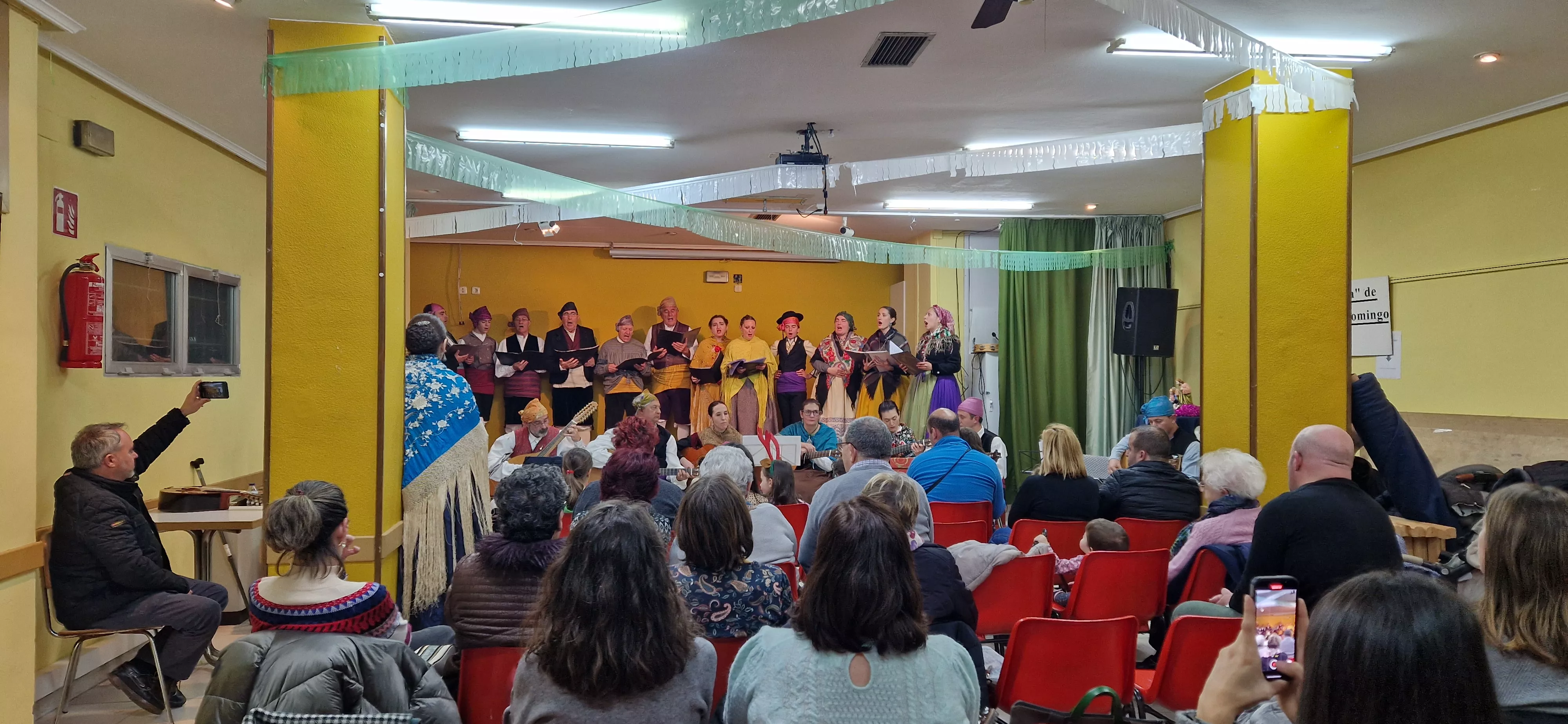 La Agrupación Folclórica Santa Cecilia en la Asociación de Vecinos de San Martín. Foto Myriam Martínez