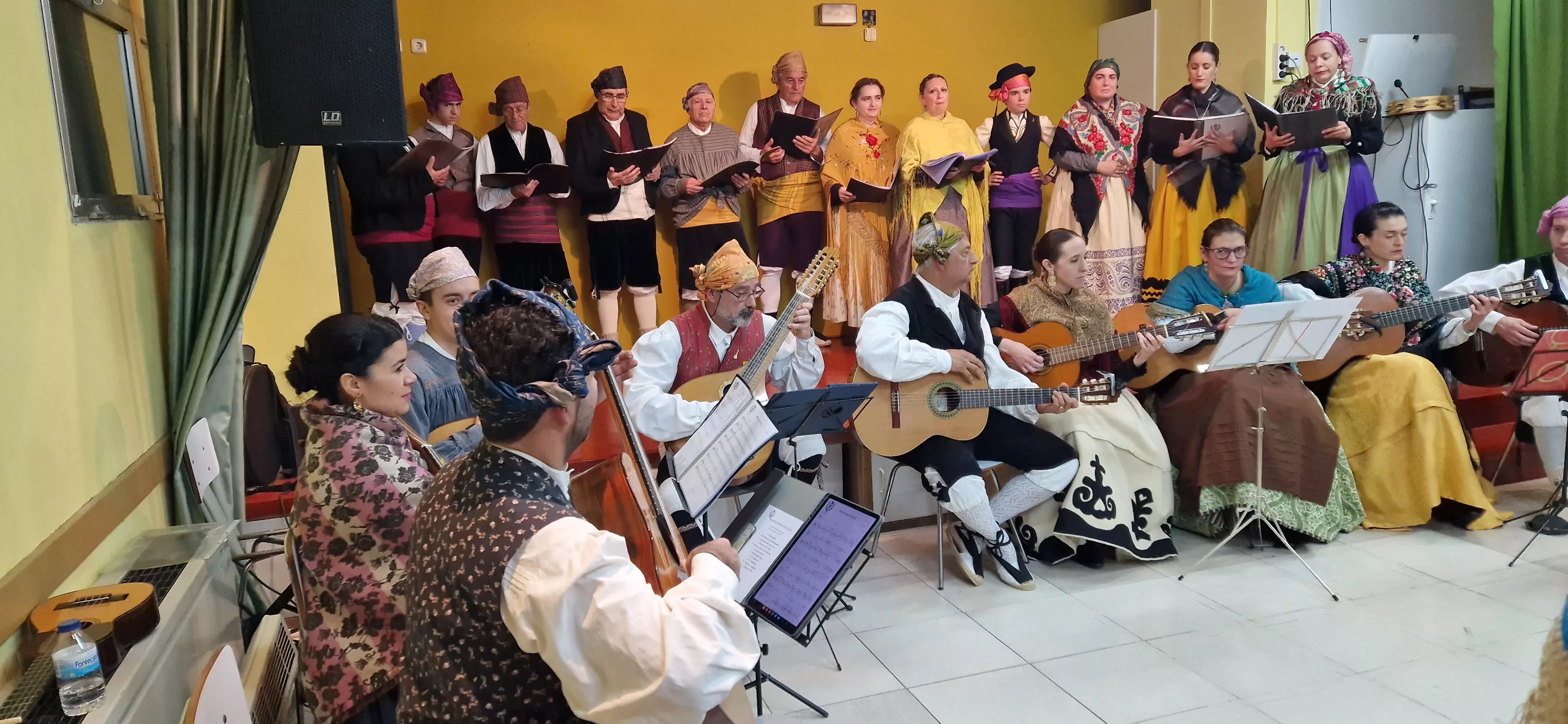 La Agrupación Folclórica Santa Cecilia en la Asociación de Vecinos de San Martín. Foto Myriam Martínez