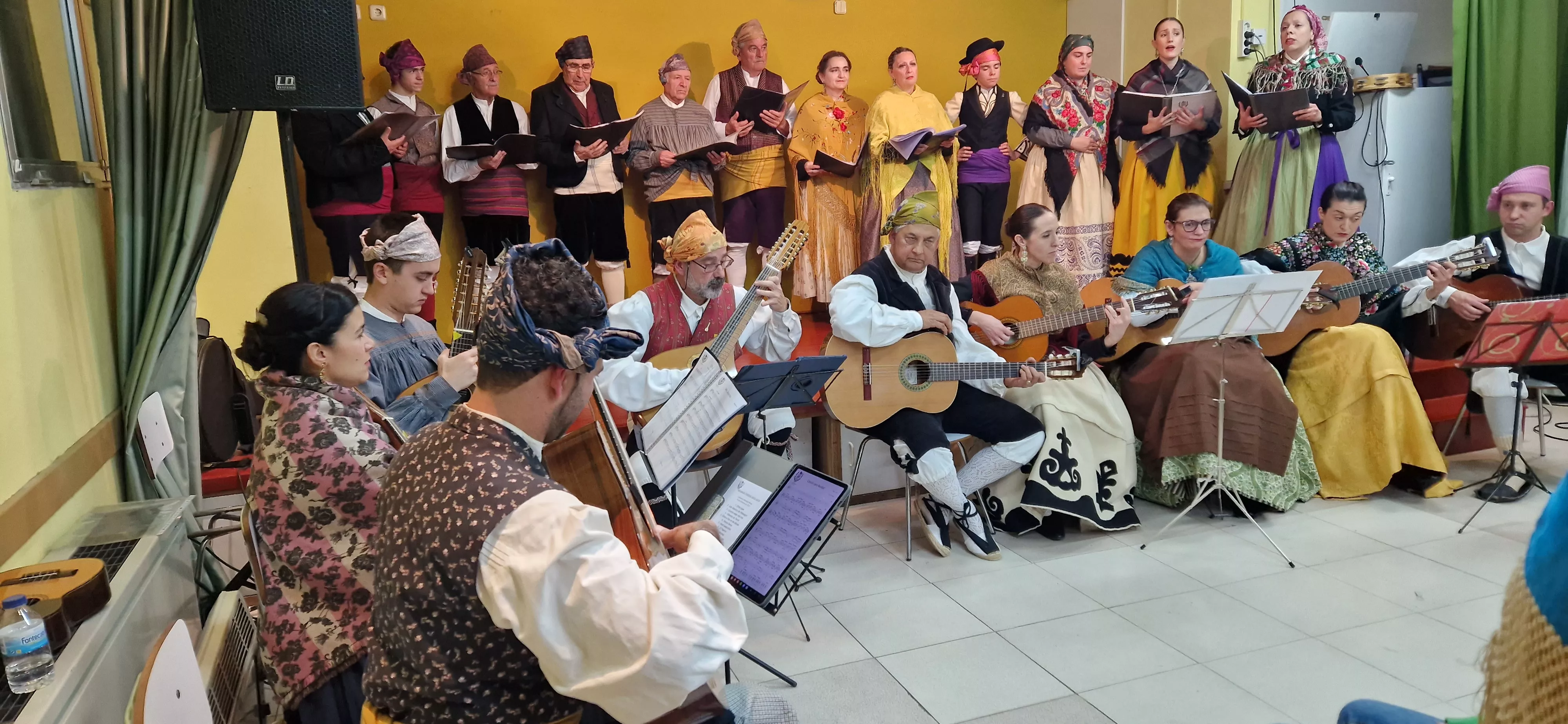 La Agrupación Folclórica Santa Cecilia en la Asociación de Vecinos de San Martín. Foto Myriam Martínez
