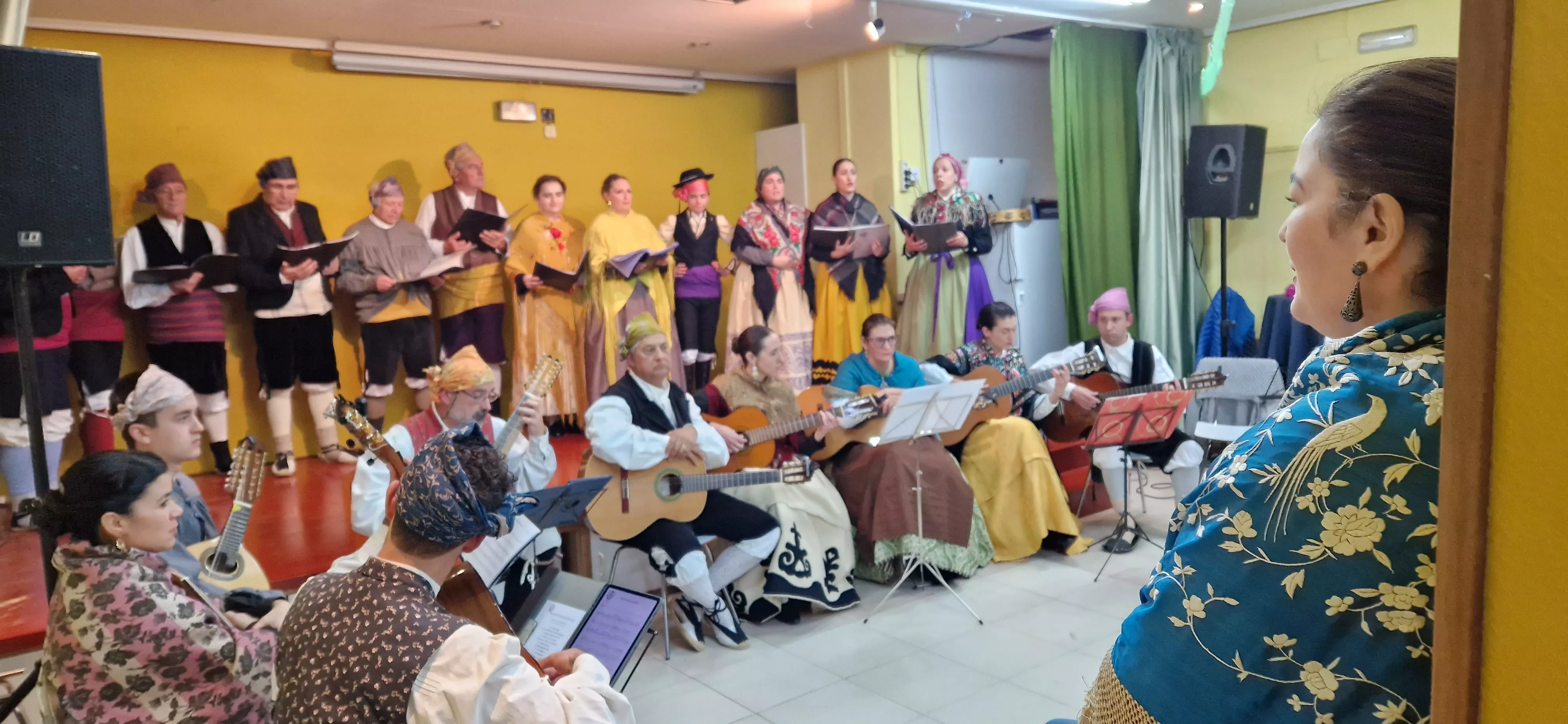 La Agrupación Folclórica Santa Cecilia en la Asociación de Vecinos de San Martín. Foto Myriam Martínez