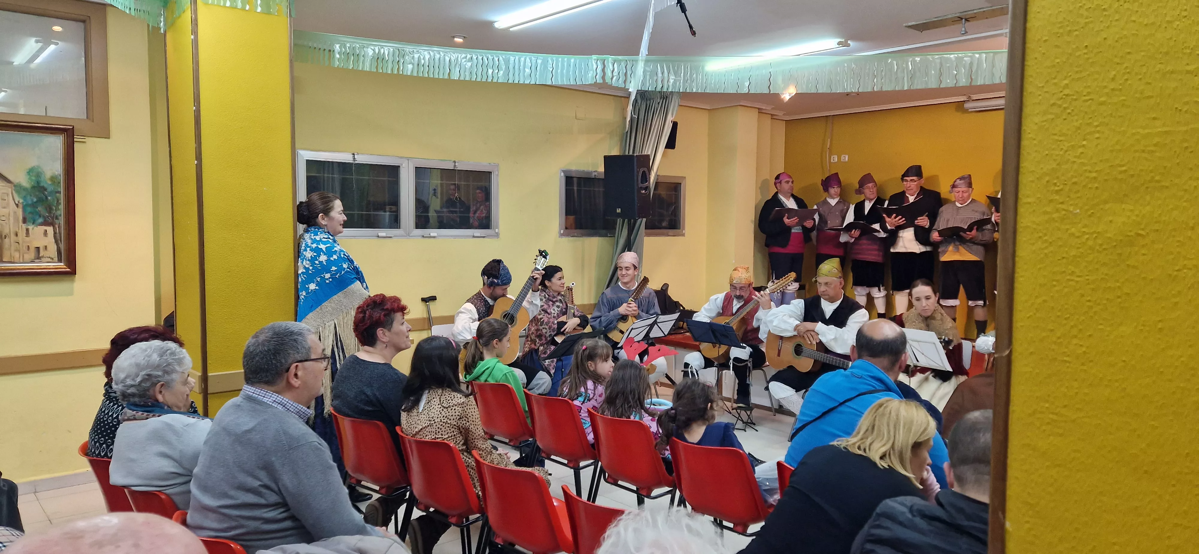 La Agrupación Folclórica Santa Cecilia en la Asociación de Vecinos de San Martín. Foto Myriam Martínez