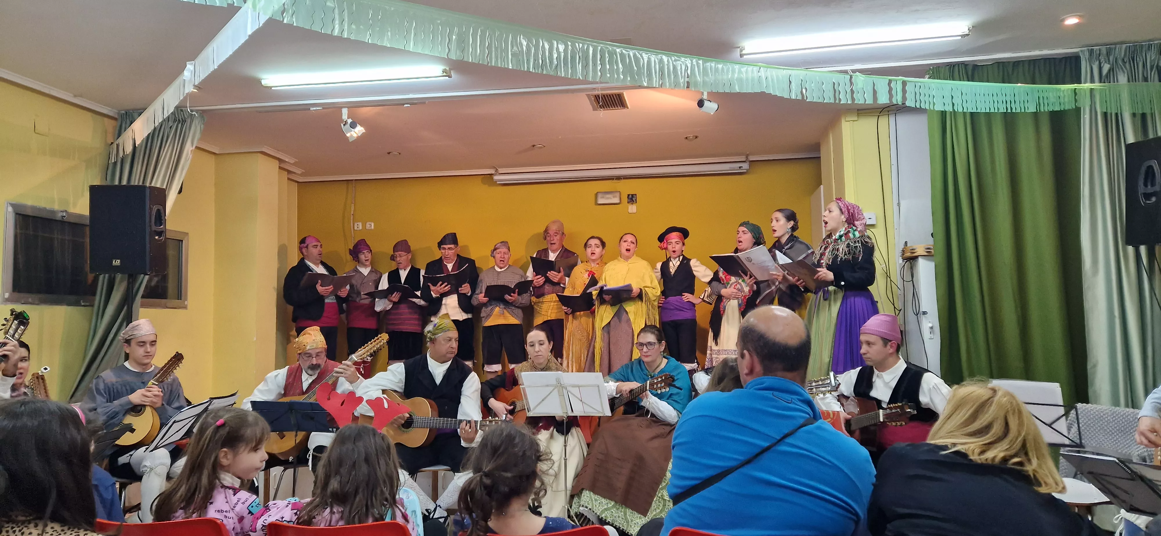 La Agrupación Folclórica Santa Cecilia en la Asociación de Vecinos de San Martín. Foto Myriam Martínez