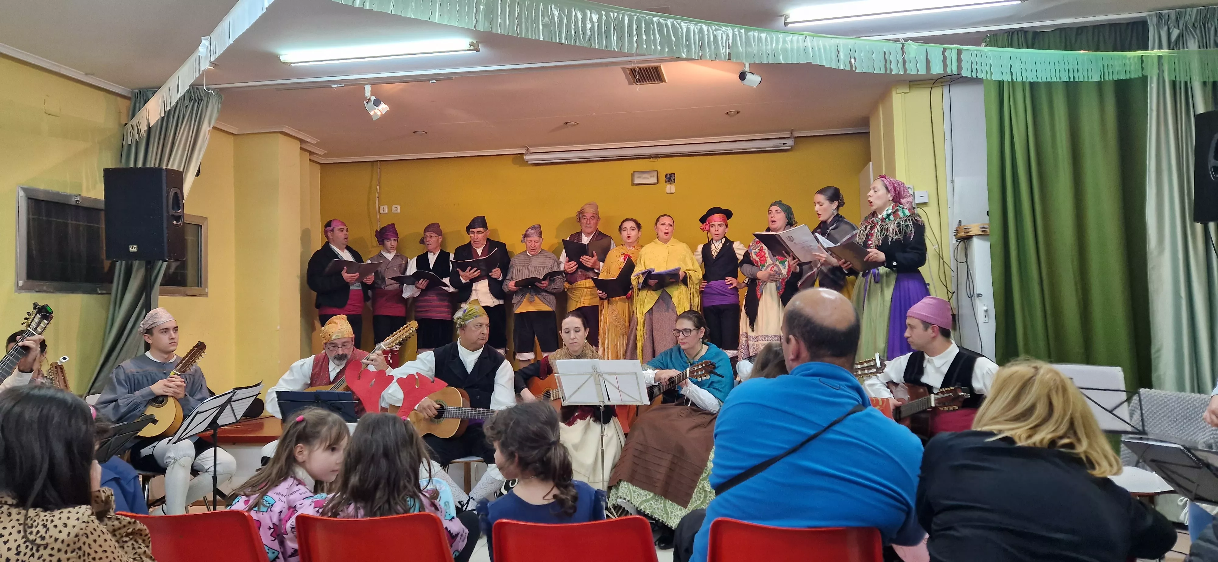 La Agrupación Folclórica Santa Cecilia en la Asociación de Vecinos de San Martín. Foto Myriam Martínez
