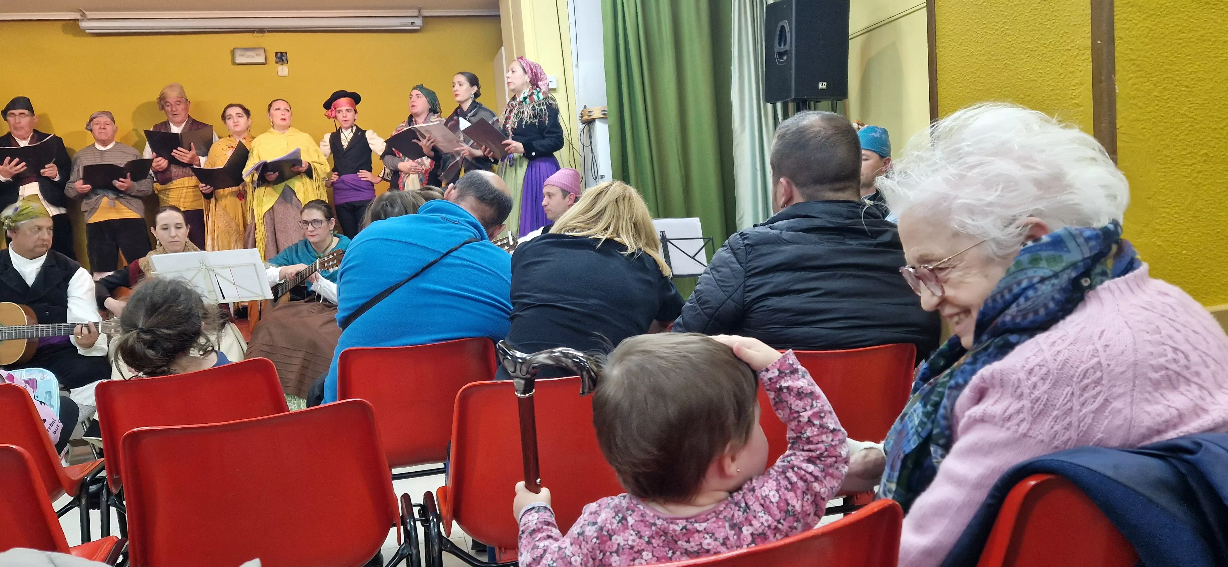 La Agrupación Folclórica Santa Cecilia en la Asociación de Vecinos de San Martín. Foto Myriam Martínez