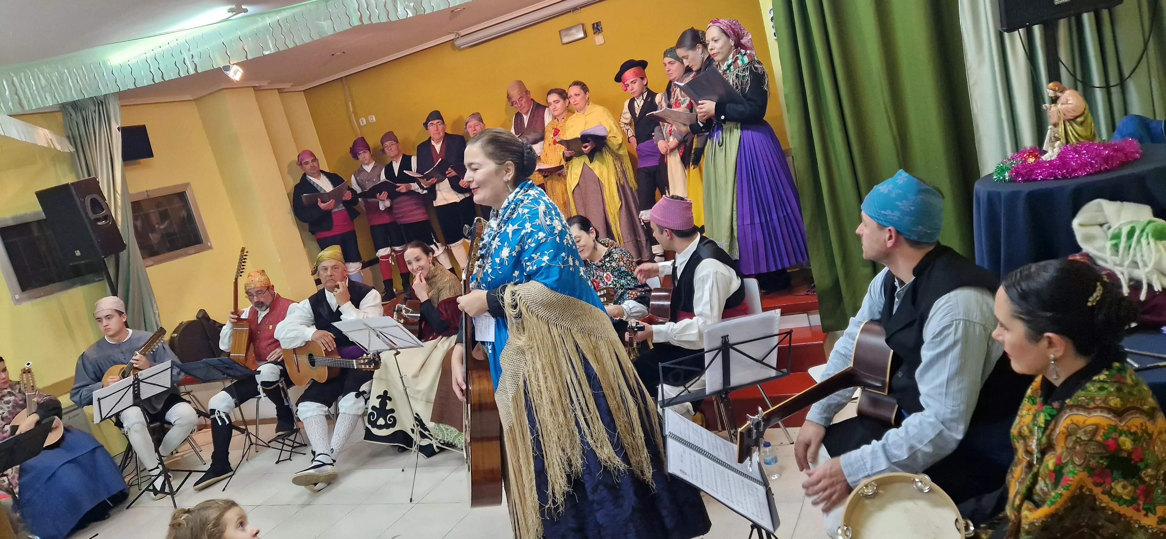 La Agrupación Folclórica Santa Cecilia en la Asociación de Vecinos de San Martín. Foto Myriam Martínez