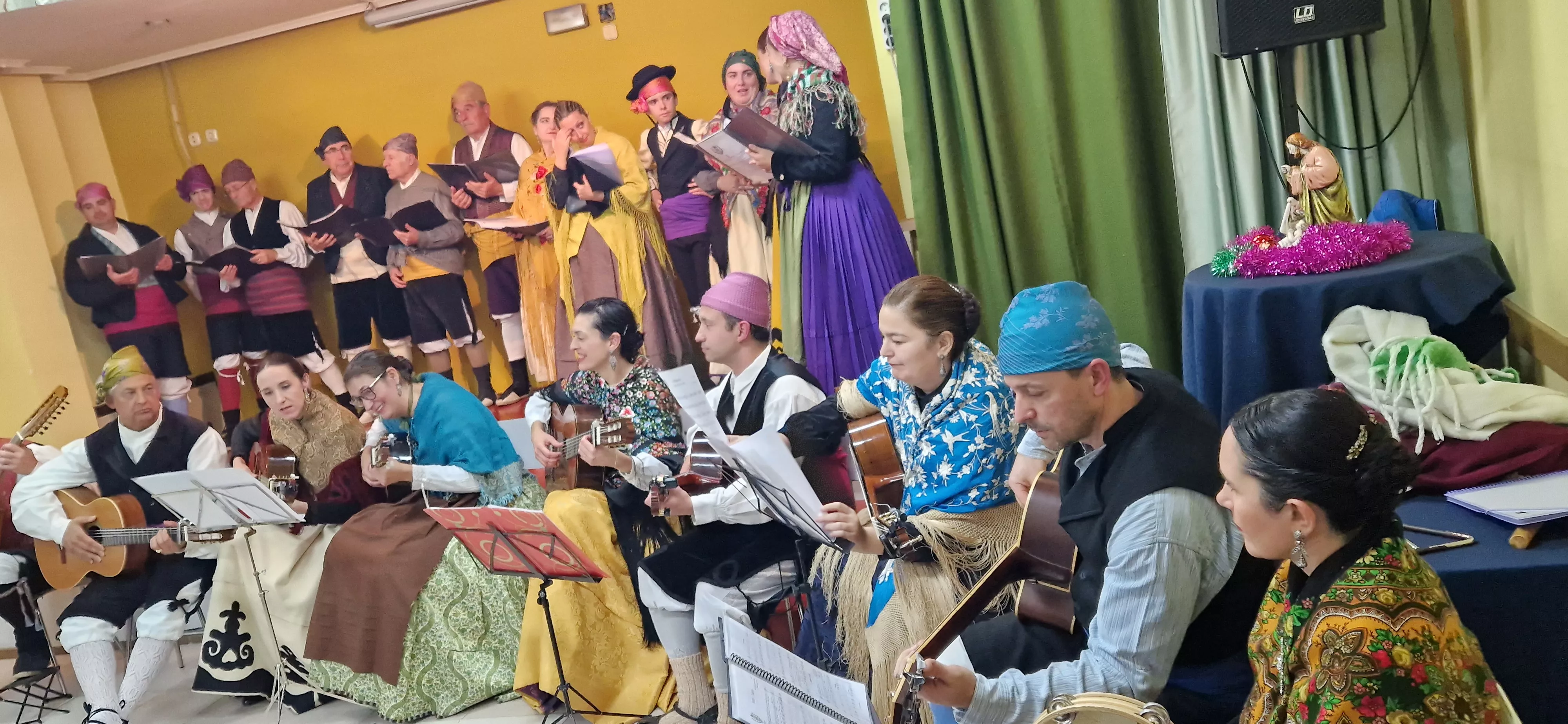 La Agrupación Folclórica Santa Cecilia en la Asociación de Vecinos de San Martín. Foto Myriam Martínez