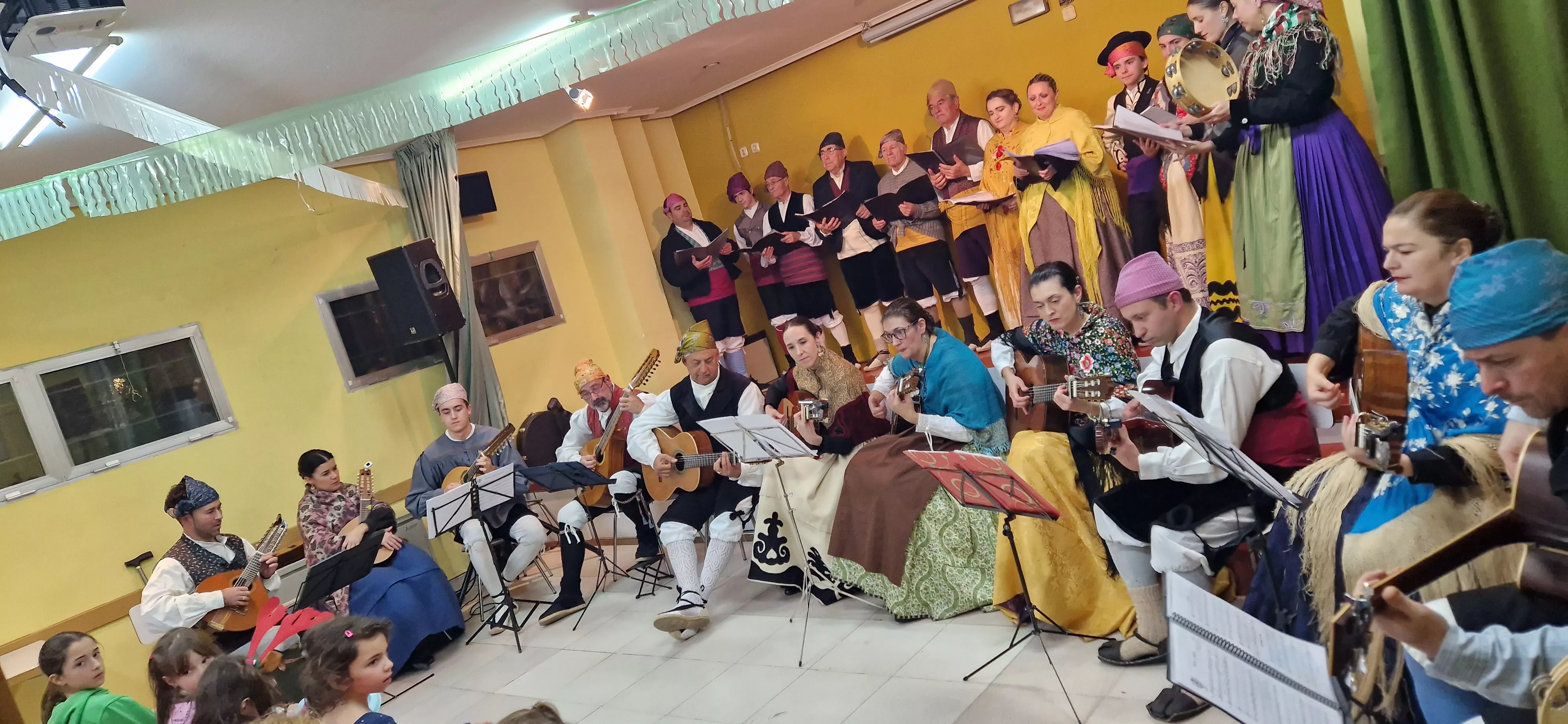 La Agrupación Folclórica Santa Cecilia en la Asociación de Vecinos de San Martín. Foto Myriam Martínez