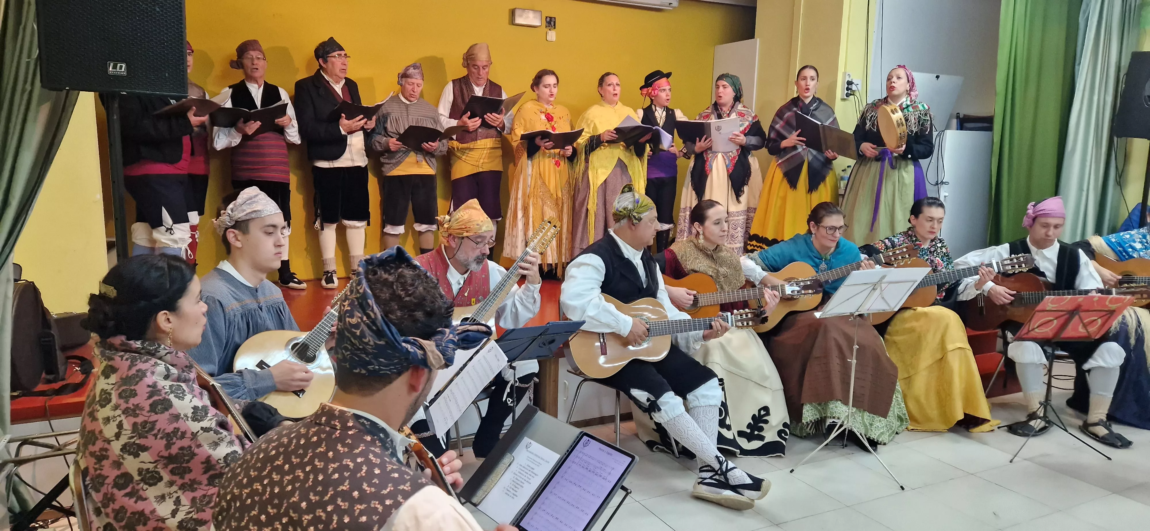 La Agrupación Folclórica Santa Cecilia en la Asociación de Vecinos de San Martín. Foto Myriam Martínez