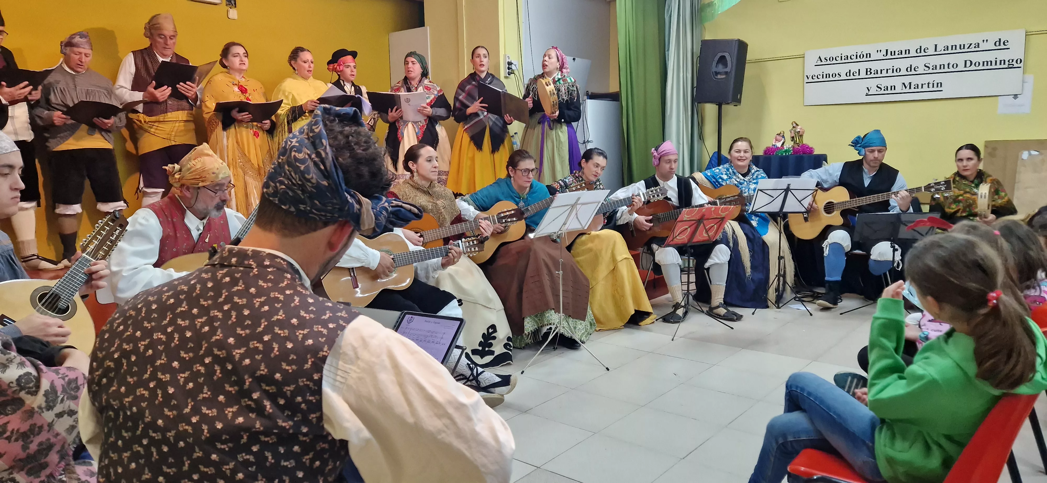 La Agrupación Folclórica Santa Cecilia en la Asociación de Vecinos de San Martín. Foto Myriam Martínez