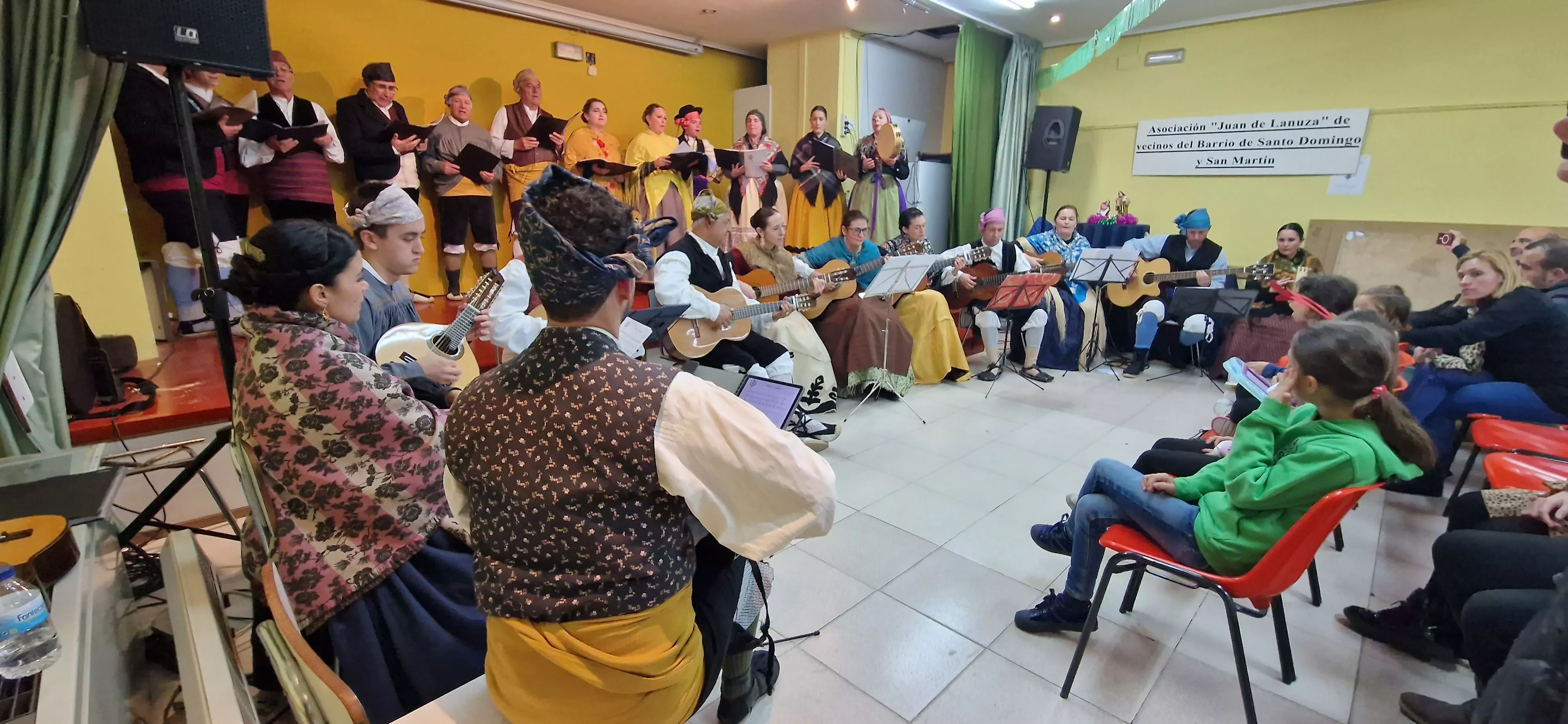 La Agrupación Folclórica Santa Cecilia en la Asociación de Vecinos de San Martín. Foto Myriam Martínez