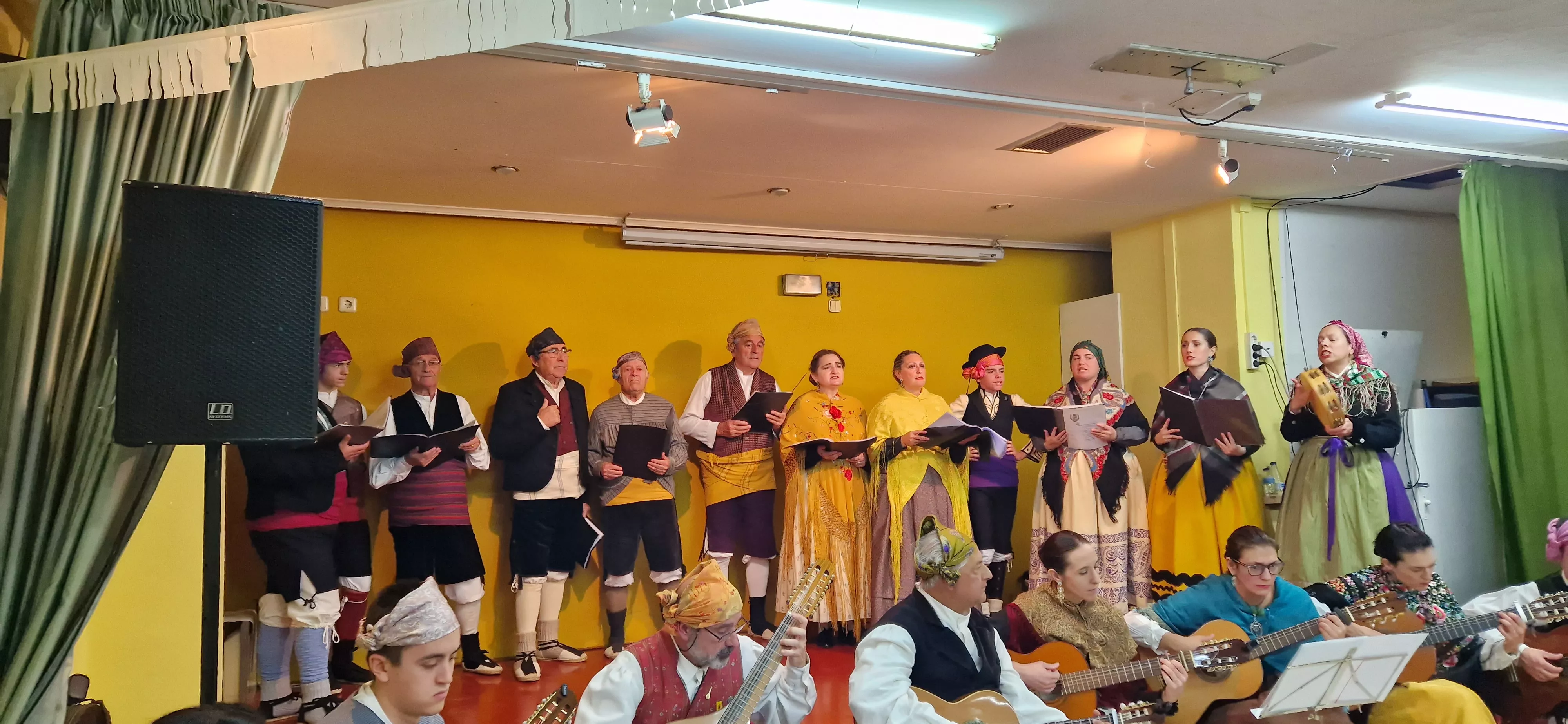 La Agrupación Folclórica Santa Cecilia en la Asociación de Vecinos de San Martín. Foto Myriam Martínez