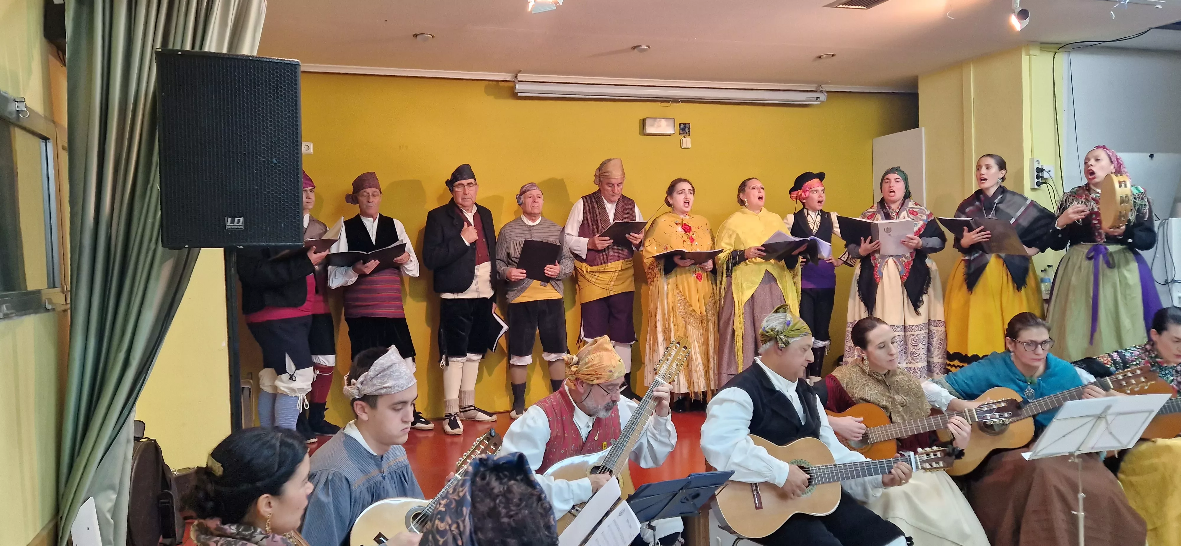 La Agrupación Folclórica Santa Cecilia en la Asociación de Vecinos de San Martín. Foto Myriam Martínez