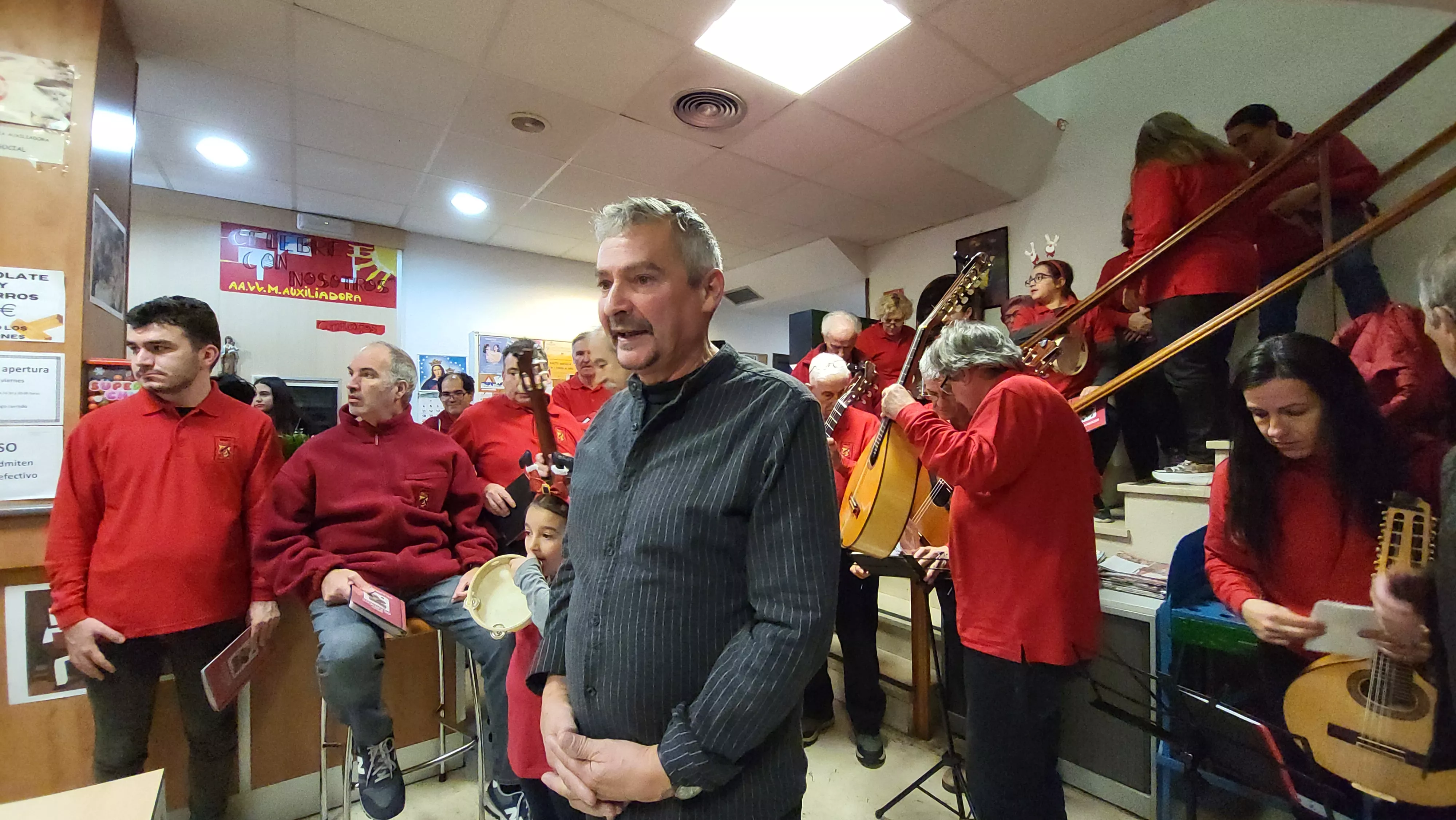 Javier Moreno, presidente del Barrio de María Auxiliadora, se dirige a los vecinos en un acto reciente. Foto Mercedes Manterola