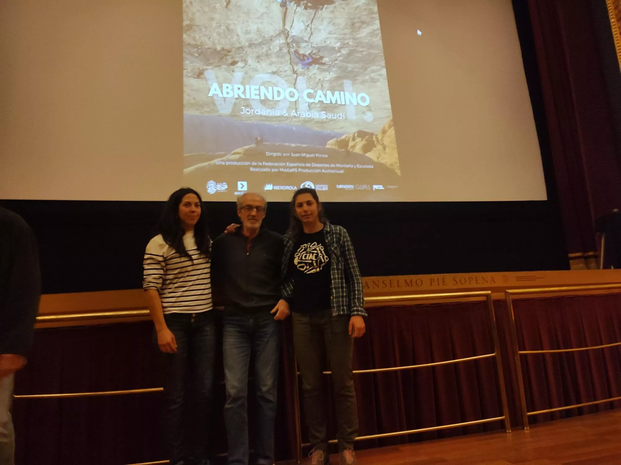 Ángela Altaba y Ruth Fornós con Lorenzo Ortas antes de la presentación del documental.