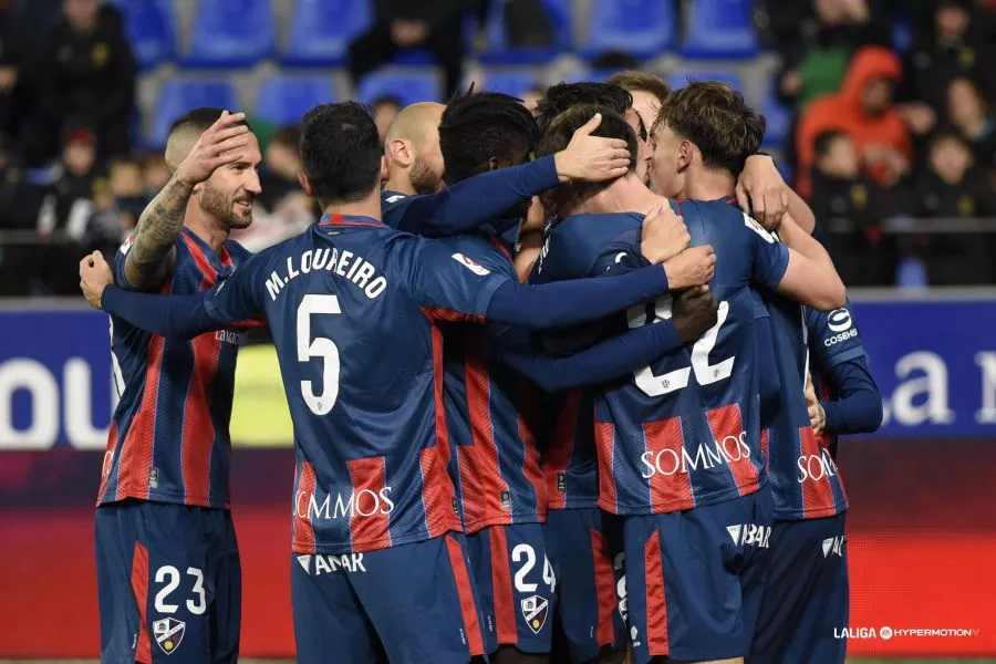 Piña de los jugadores del Huesca tras uno de los goles ante el Cartagena