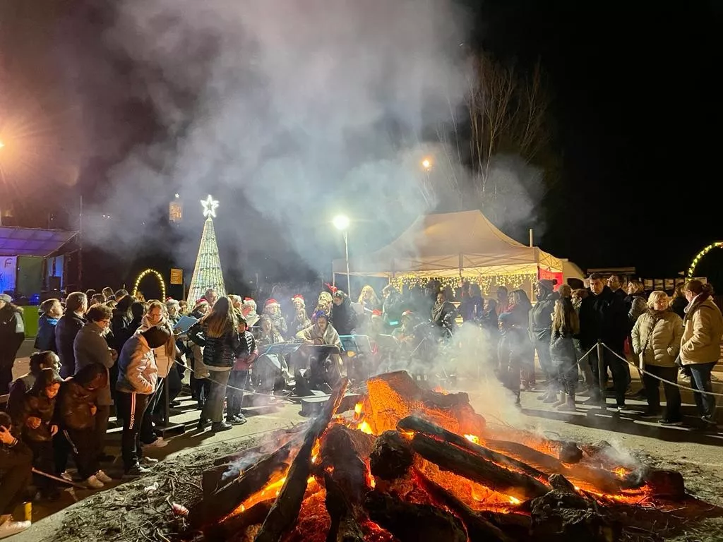 Público alrededor de la hoguera en la edición pasada Público alrededor de la hoguera en la edición pasada