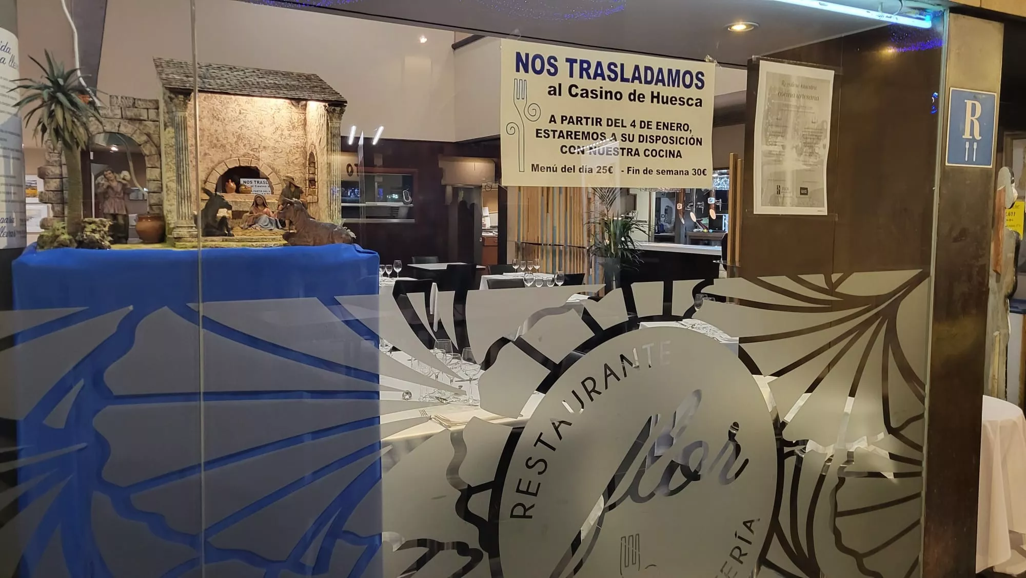 Restaurante Flor de Huesca con el cartel del traslado de sus profesionales al Casino