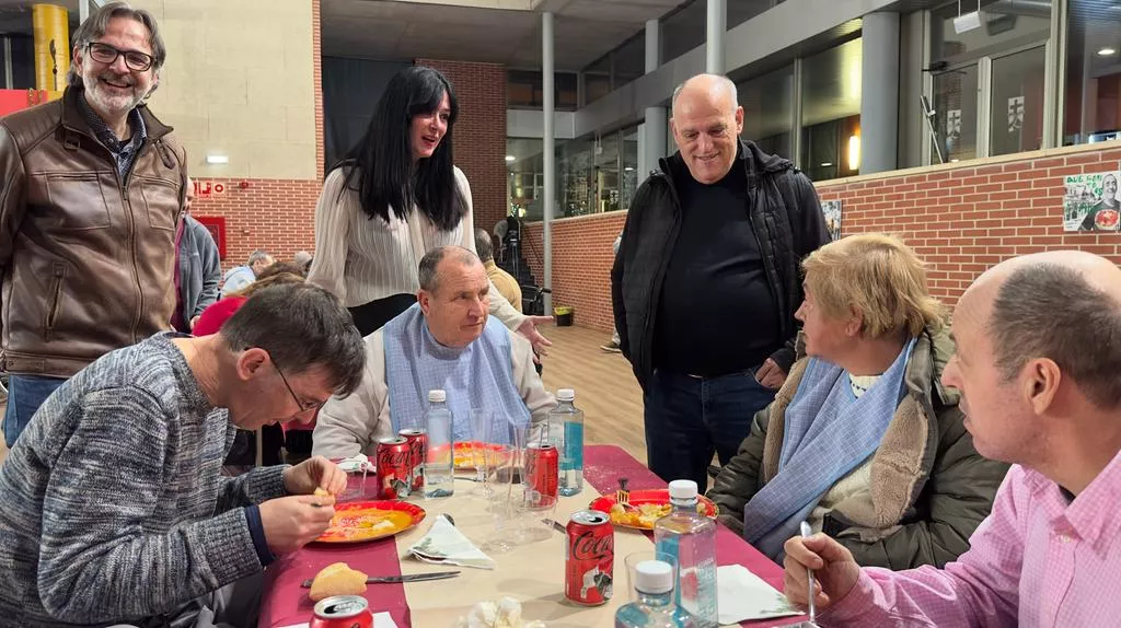 Iván Rodríguez, Lorena Orduna y Javier Tebas, en la Cruz Blanca
