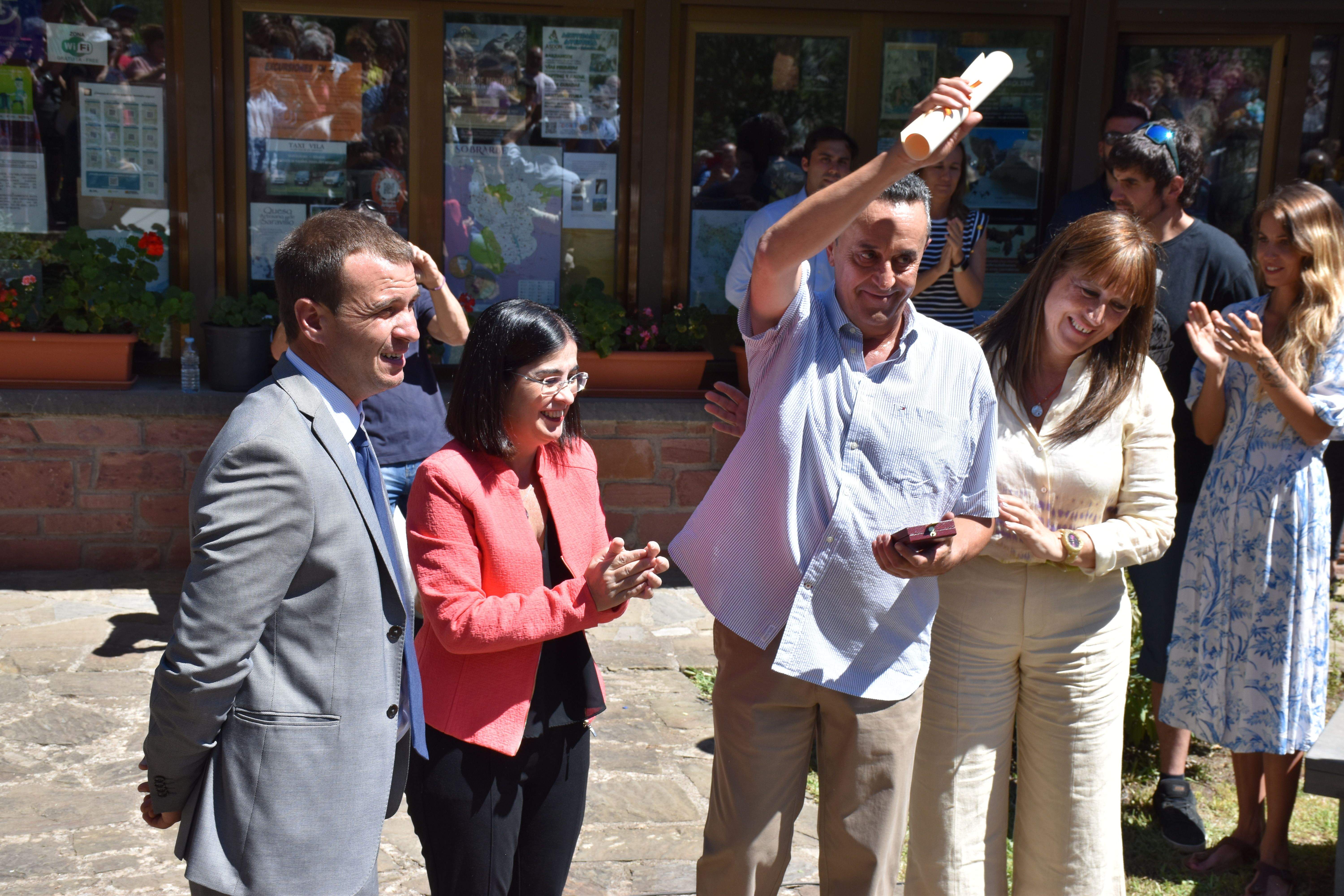 Carolina Darias viaja a Plan para entregar al médico rural Guillermo Bernués la Orden al Mérito Civil del Ministerio de Sanidad