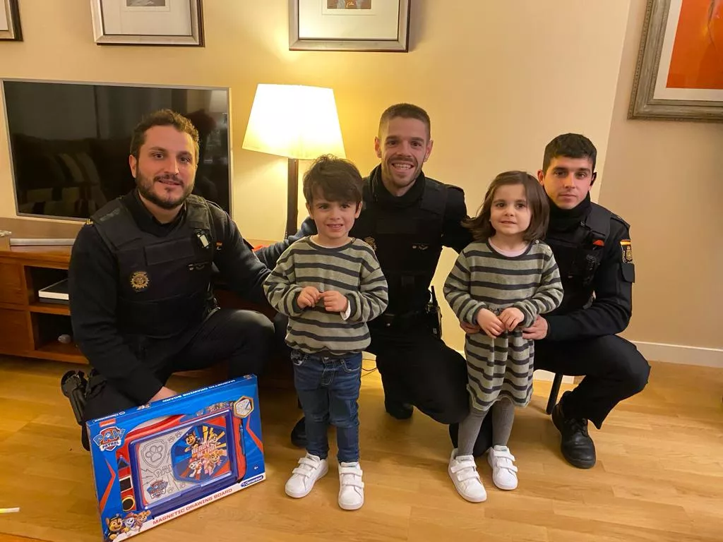 Patrulla que auxilió a Teo con el pequeño y su hermana