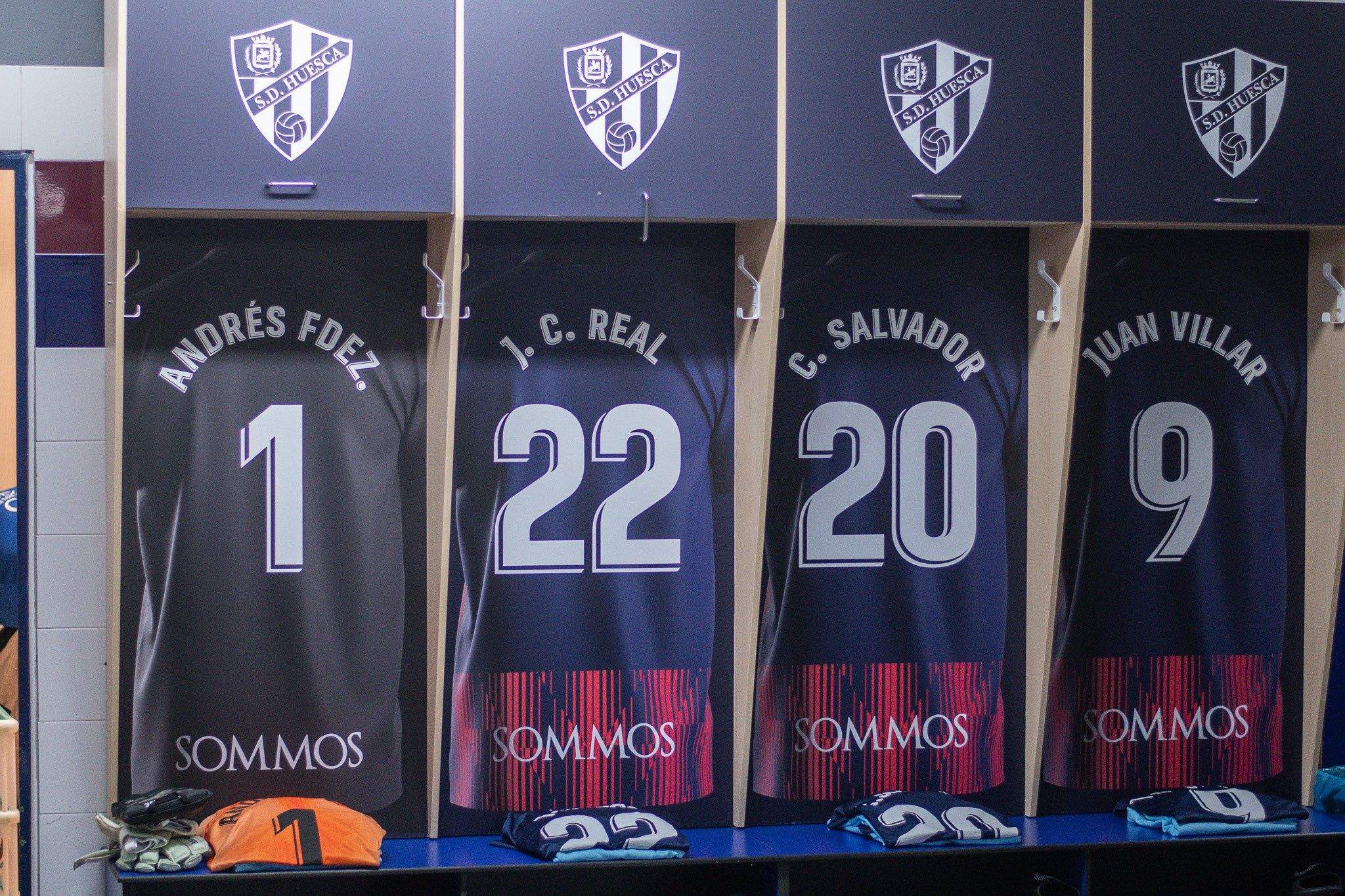 Vestuario del Huesca ya preparado para el choque de esta tarde