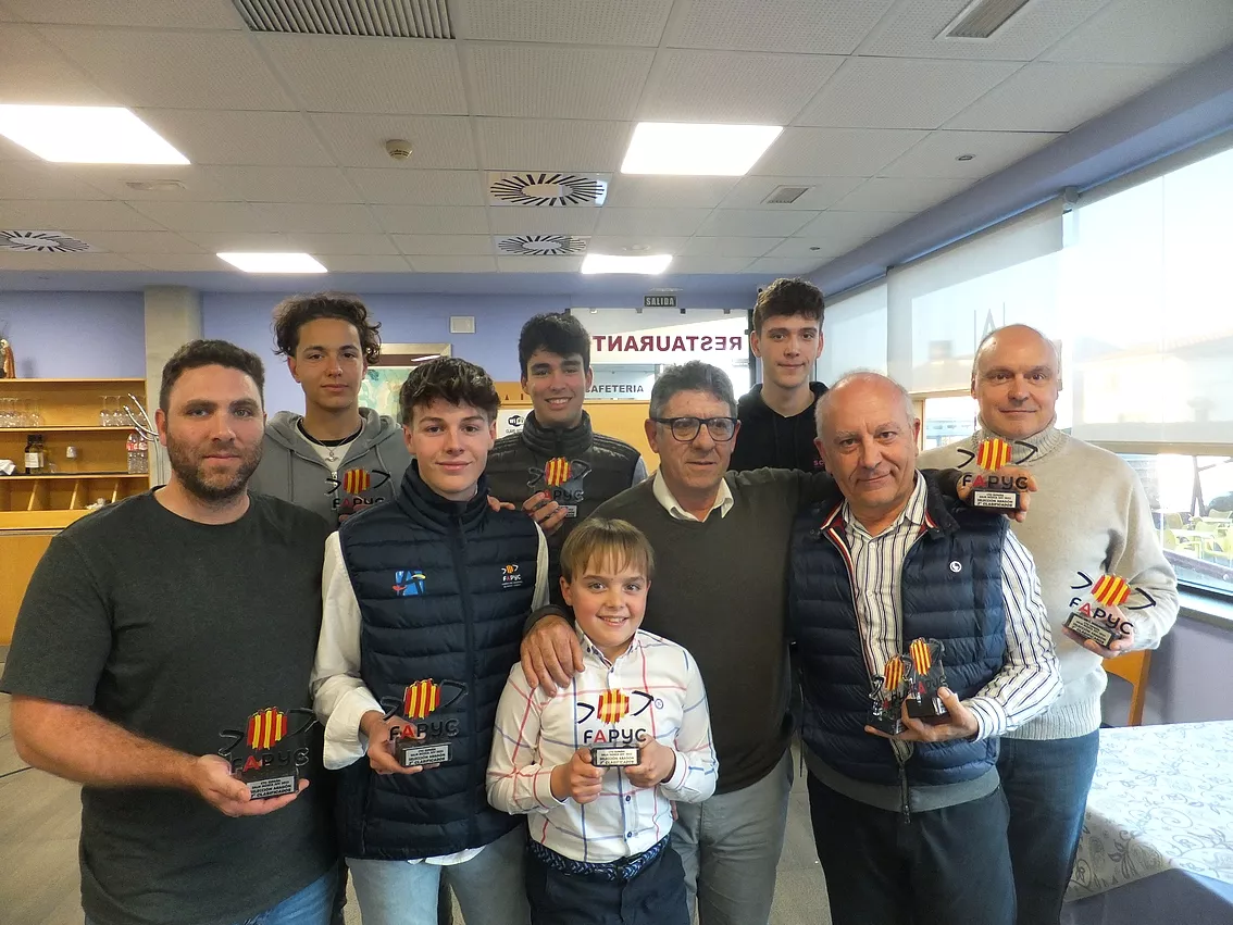 Parte del equipo subcampeón de España y el campeón con su equipo técnico