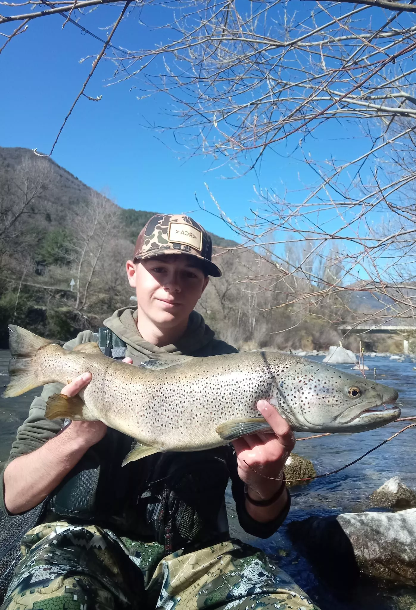 Diego Blanco con un gran ejemplar de trucha común