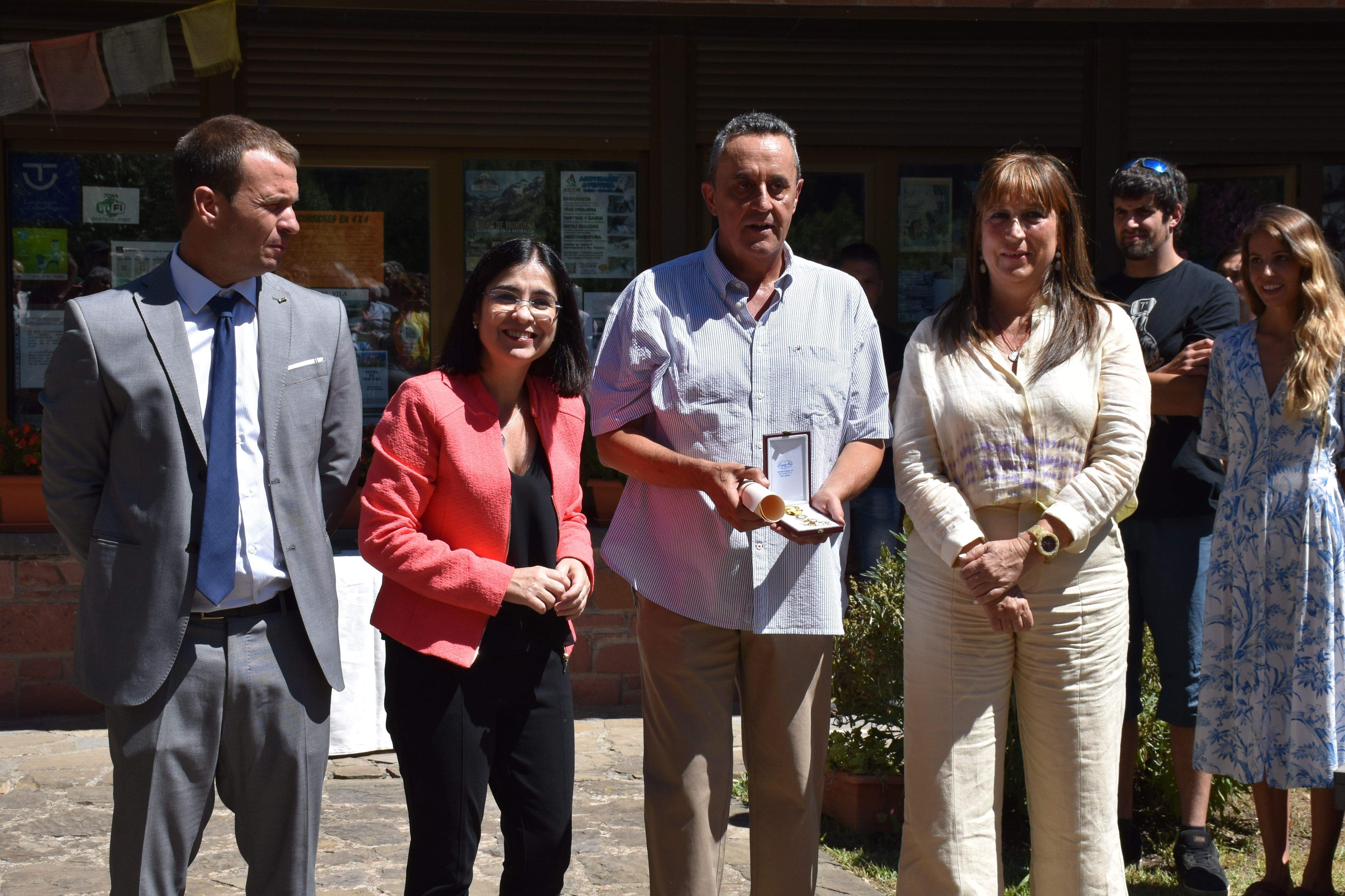Carolina Darias viaja a Plan para entregar al médico rural Guillermo Bernués la Orden al Mérito Civil del Ministerio de Sanidad