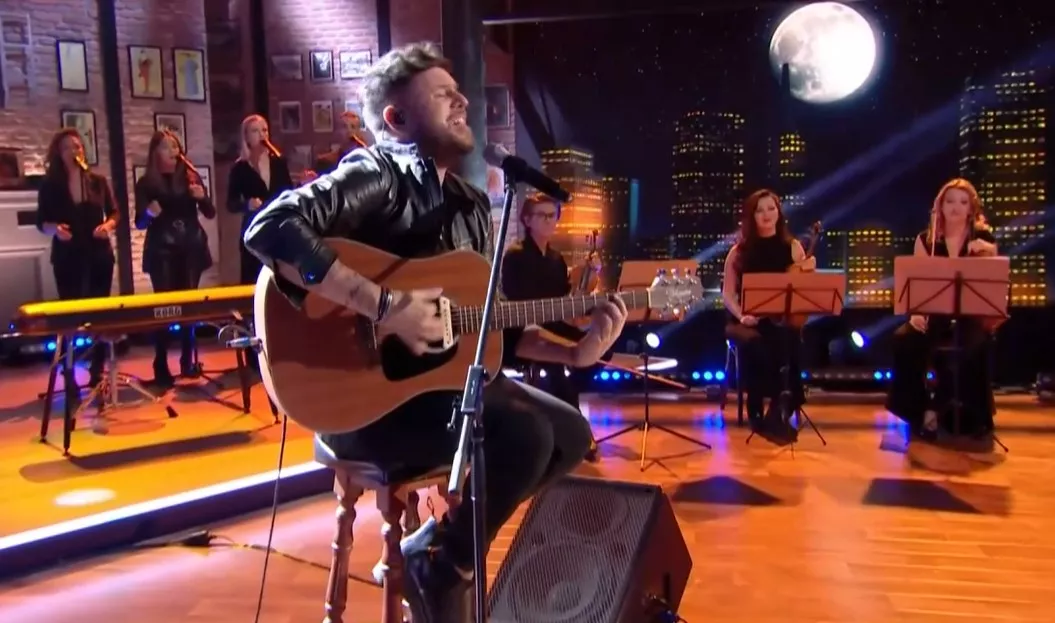 Ana Royo, a la derecha, durante la actuación de Pablo López