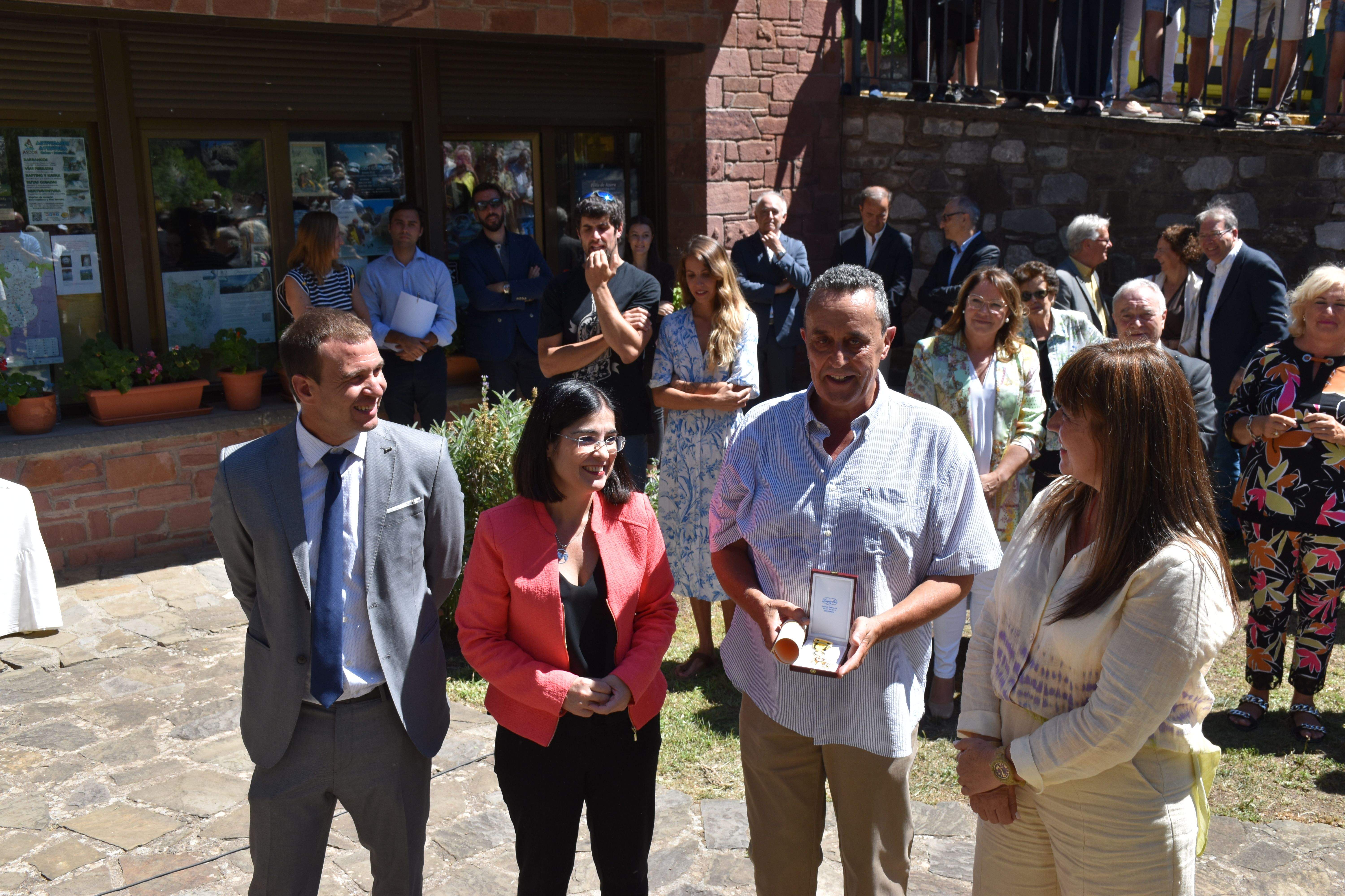 Carolina Darias viaja a Plan para entregar al médico rural Guillermo Bernués la Orden al Mérito Civil del Ministerio de Sanidad