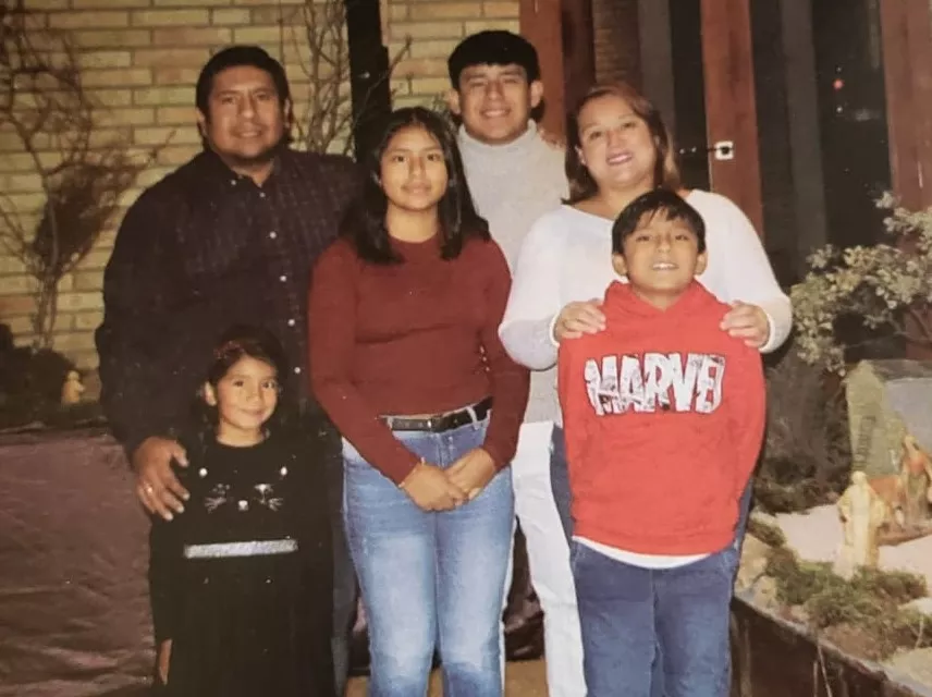Eric y Rocío, con sus hijos en la Iglesia de Santiago