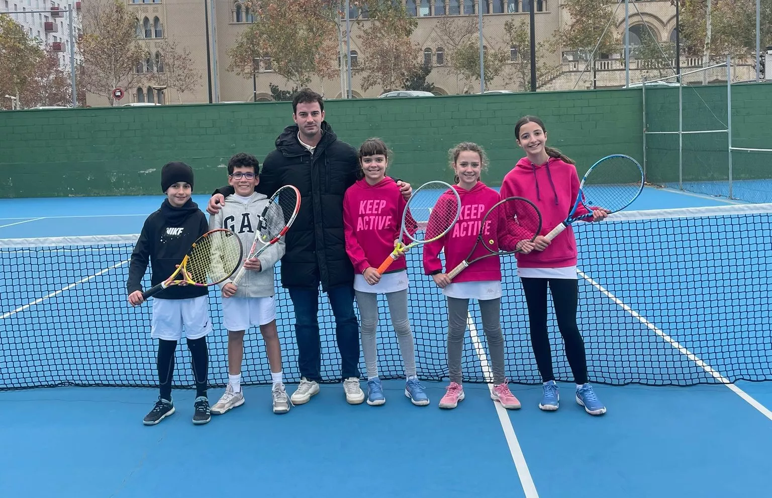 Toño Bueno junto a los jóvenes del Tenis Osca.