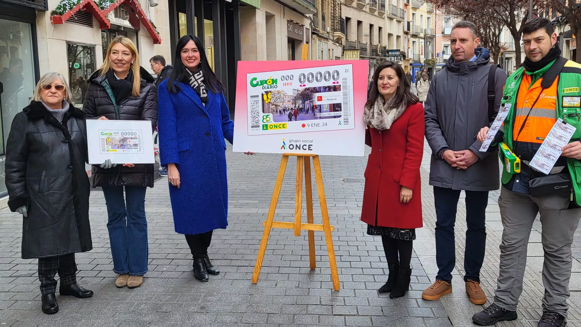 Pilar Calvo, Marta Escartín, Lorena Orduna, Raquel Pérez, José Luis Catalán con un vendedor del Cupón de la ONCE