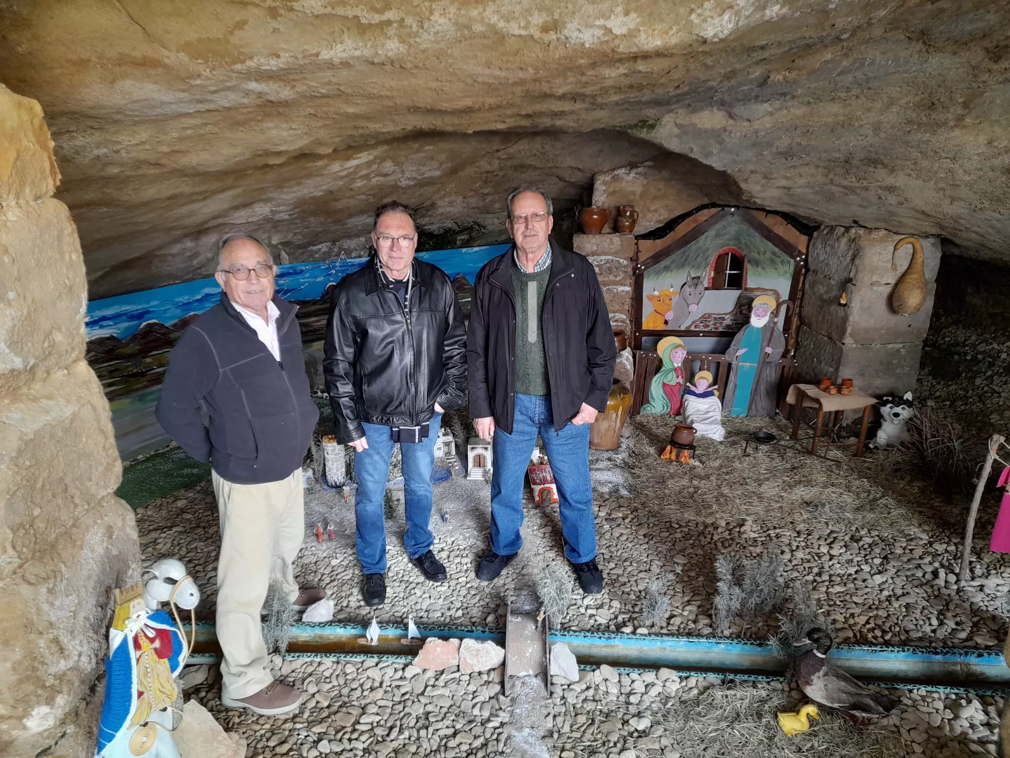 Tres de los cuatro amigos que van haciendo crecer el belén de Grañén