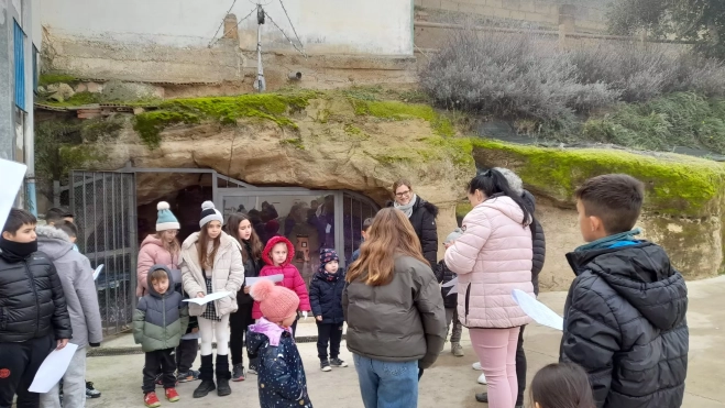 Cada vez son más los vecinos, foráneos y hasta colegios que acuden a visitar este belén. Cada vez son más los vecinos, foráneos y hasta colegios que acuden a visitar este belén.